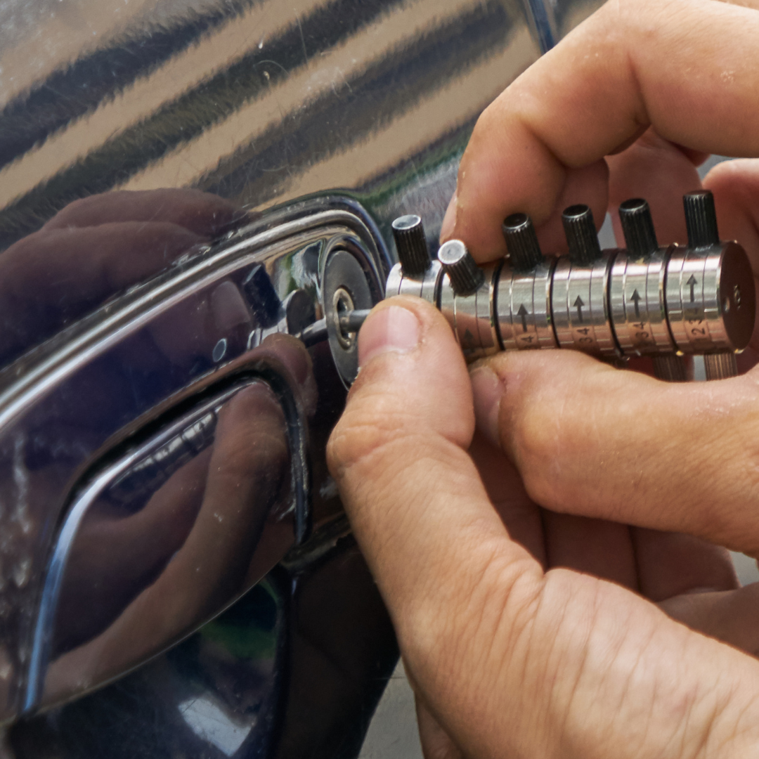 Cerrajero trabajando sobre la puerta de un auto para abrirlo sin dañarlo