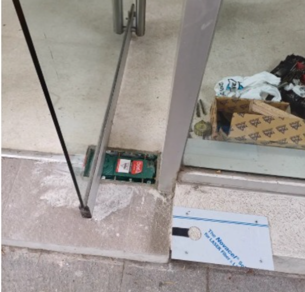 Puerta de cristal templado instalada en el acceso de un local comercial