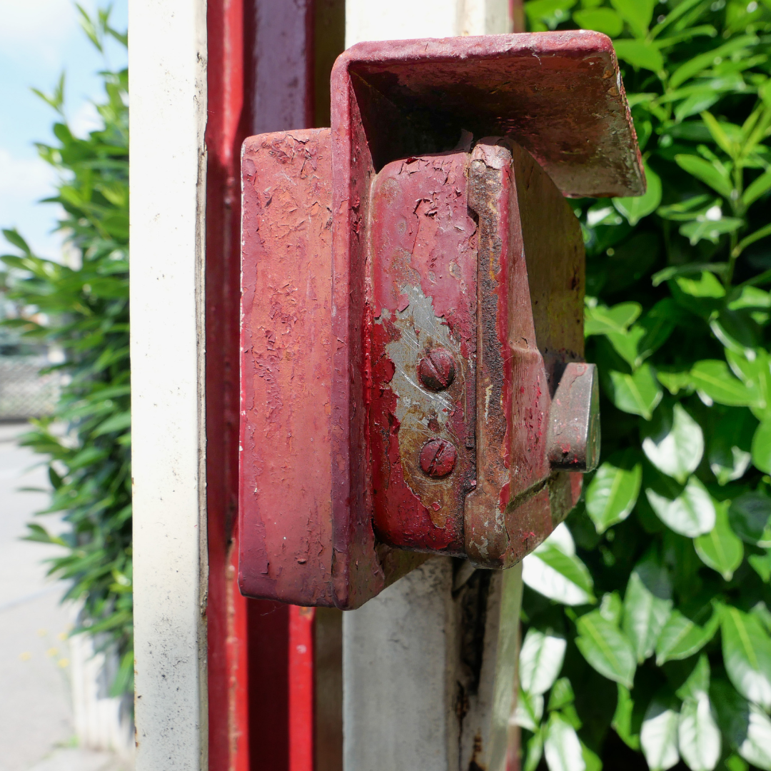 Muestrario de cerraduras y herrajes de diferentes tipos sobre un mostrador de cerrajería